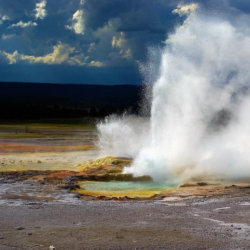 Capture of a powerful geyser eruption